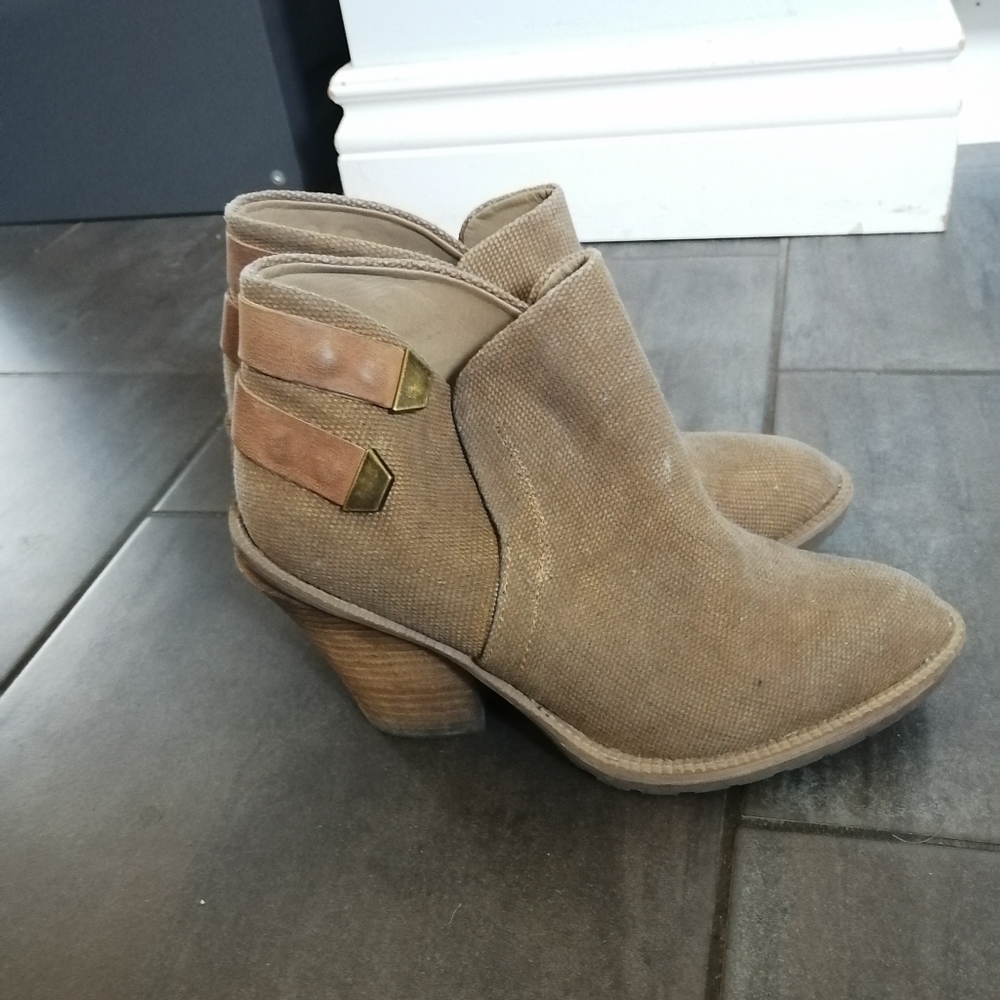 Kenneth Cole Reaction size 7.5 booties